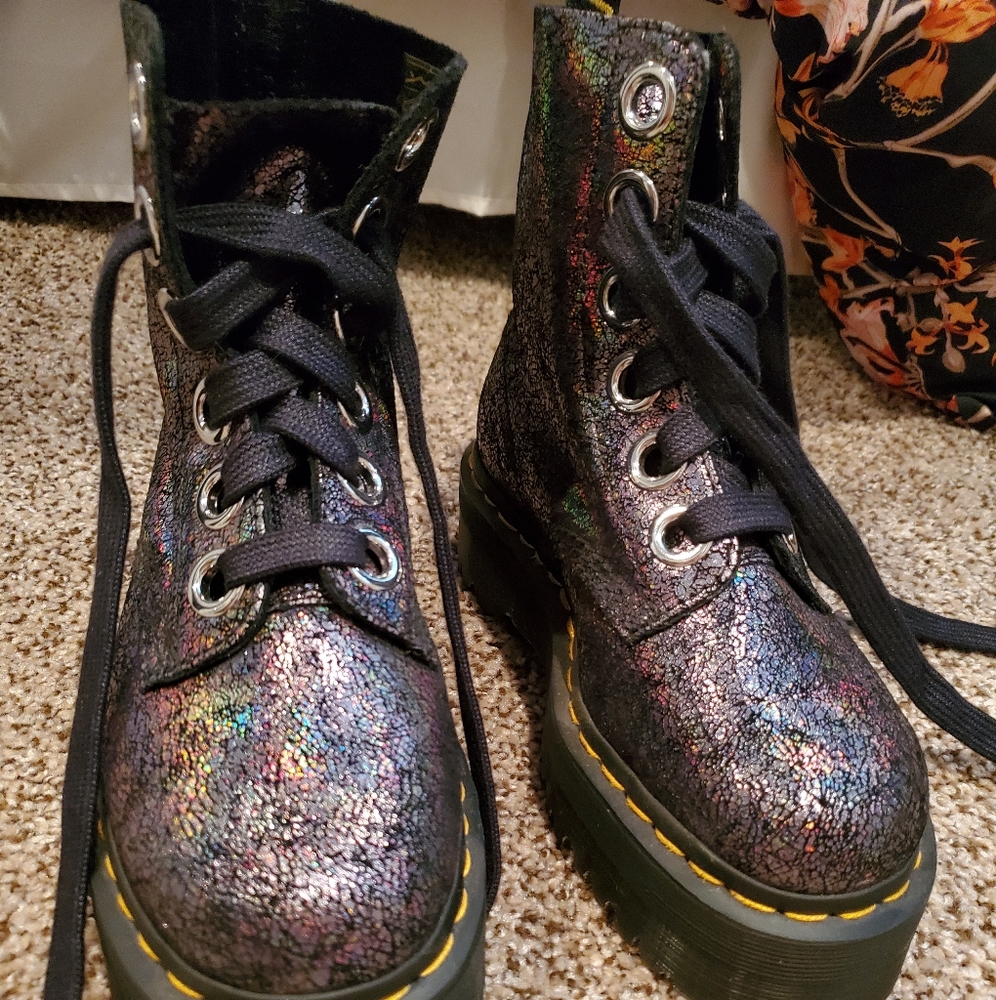 Dr. Marten's Molly crackle iridescent boot